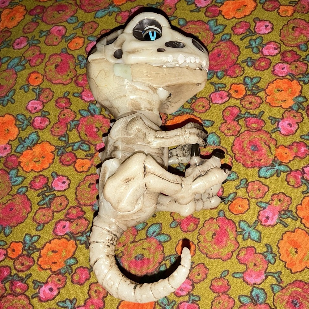 WowWee Fingerlings Doom Raptor Dinosaur T-Rex Bonehead Skeleton Dino 5"